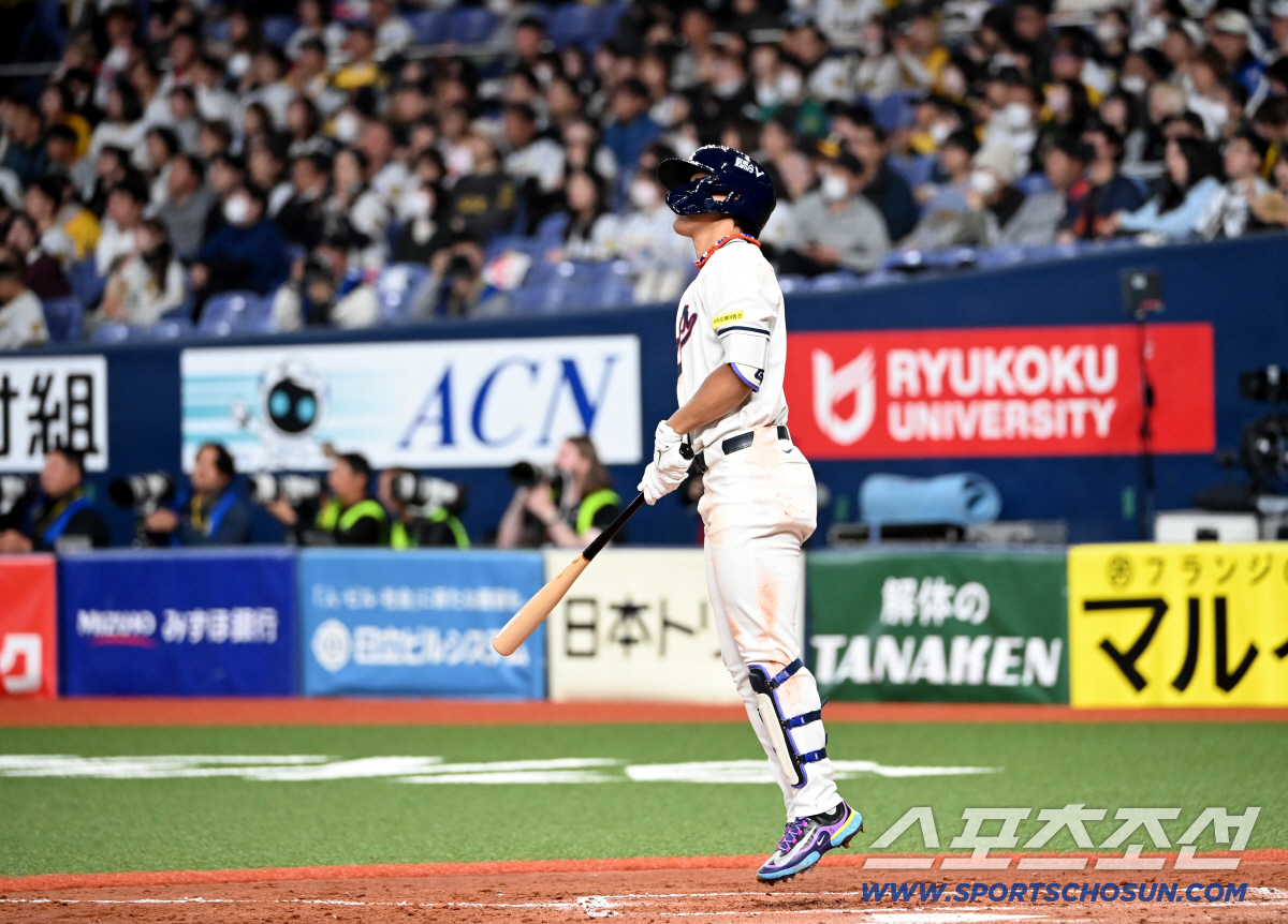 [포토] 동점 솔로포 김도영, 홈런 확신하고 점프!