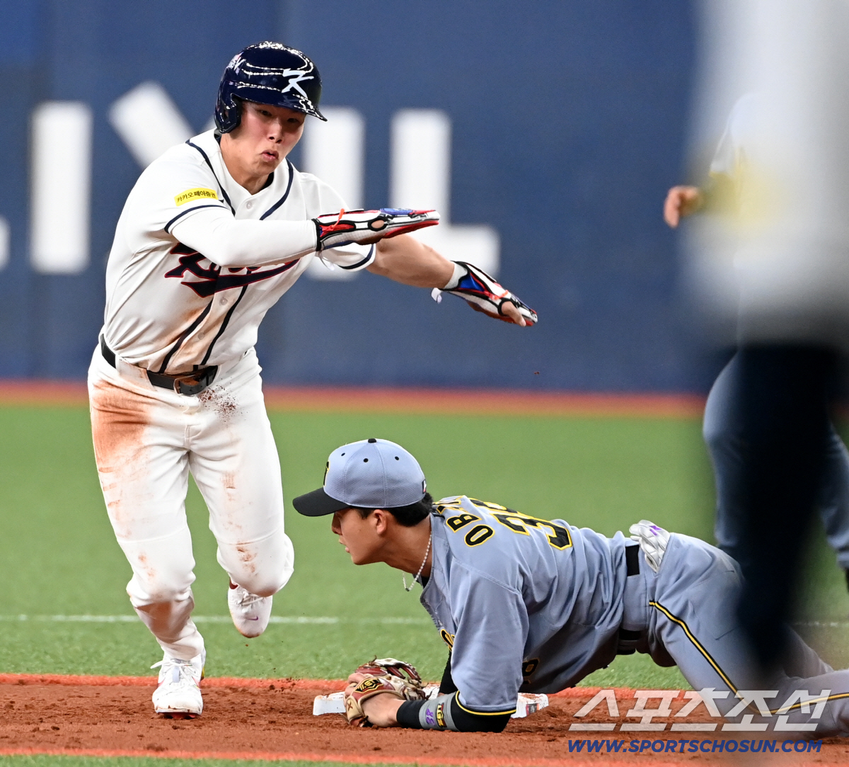 [포토] 김혜성, 견제 악송구에 3루로 질주