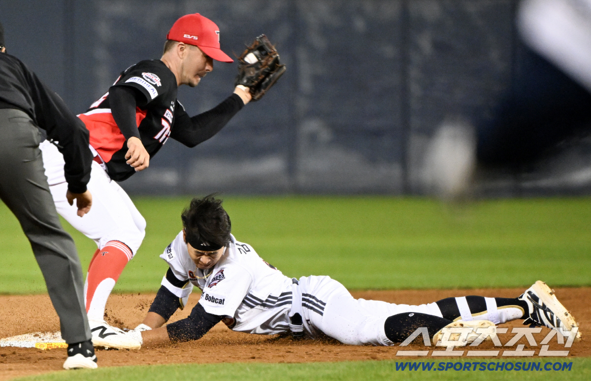 [포토] 대타 김민석, 허슬두