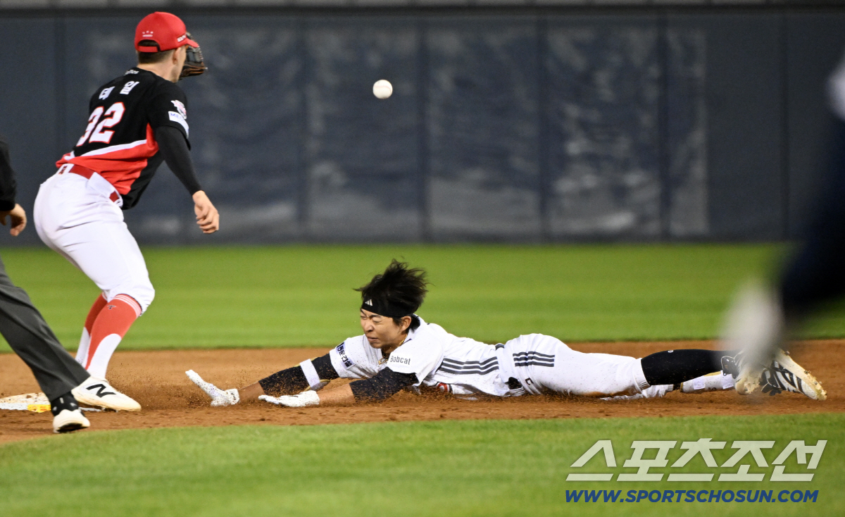 [포토] 대타 김민석, 투지 넘치는 플레이