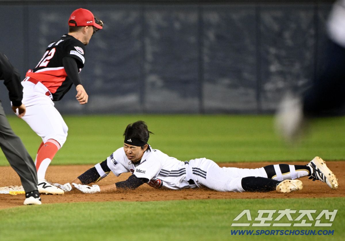 [포토] 대타 김민석, 끝까지 최선 다해