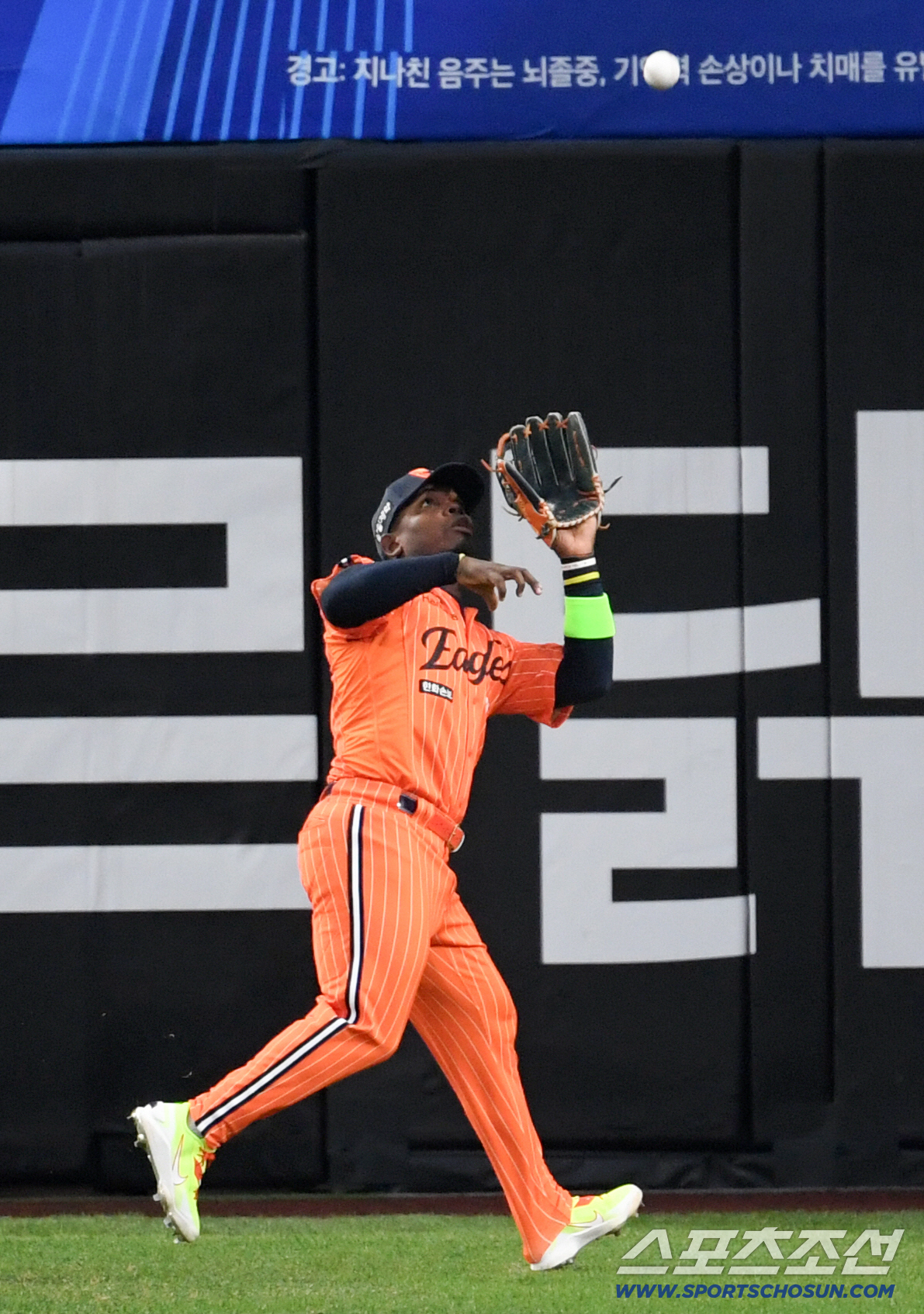 연패중 이틀연속 치명적 실책, 이러니 손아섭 보낼 수 밖에… ‘살인 타선’의 역설, ‘페라자-강백호’ 교통정리도 쉽지 않다